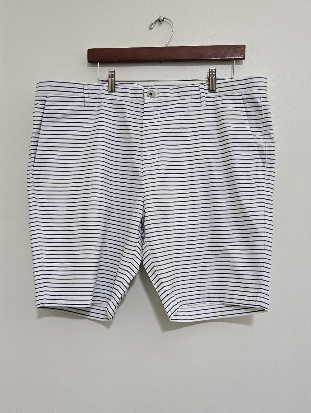 CALVIN KLEIN men's size 40 Flat Front Cotton Striped Casual Shorts‎ White Navy